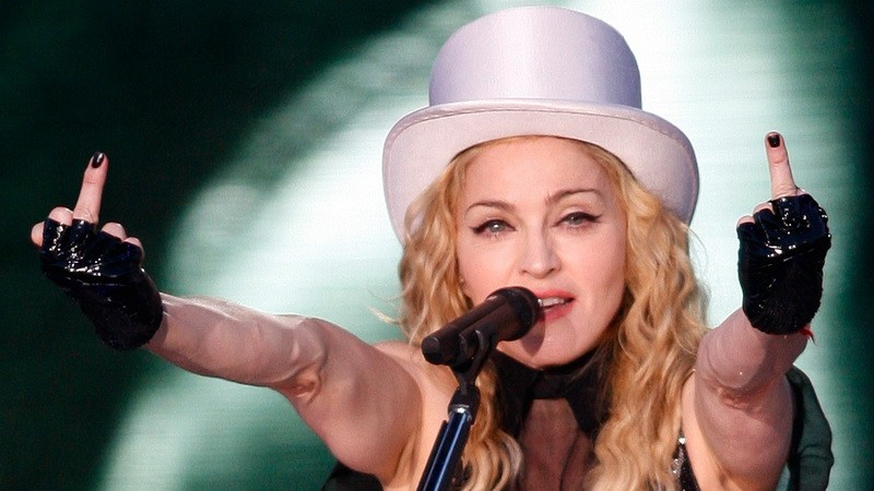 Madonna_vulgárne gesto_detail na tvár